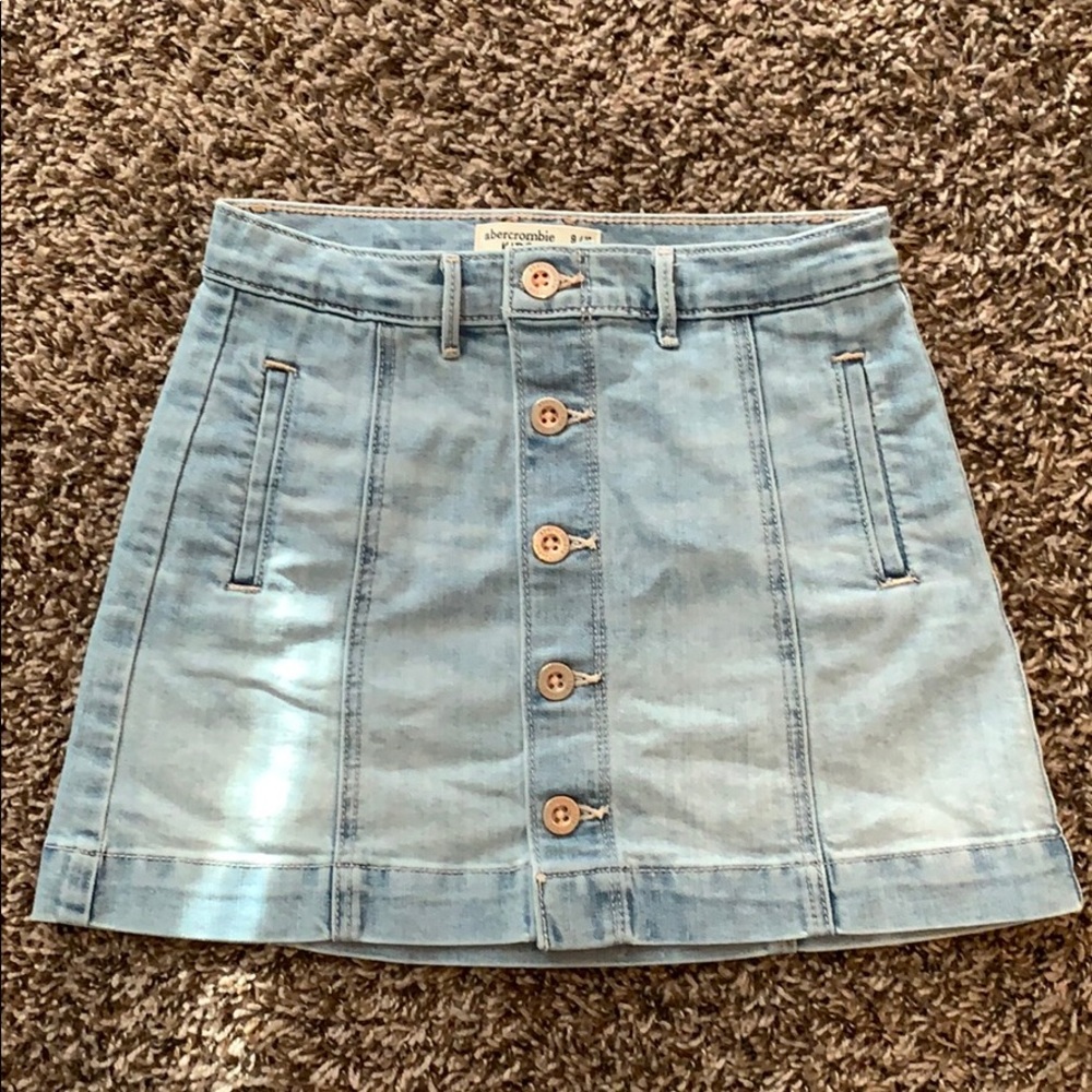 💗 NWOT Abercrombie skirt with cute PINK button details